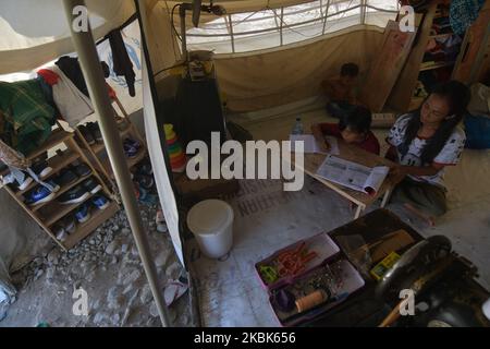 Un bambino sopravvissuto al disastro del terremoto e la fazione ha studiato nelle loro tende nel campo profughi di Balaroa, Palu, Sulawesi centrale, il 18 marzo 2020. Il governo locale ha temporaneamente interrotto le attività scolastiche nella zona per anticipare la diffusione del virus corona (COVID-19) in Indonesia. Sulla base dei dati del governo, al 18 marzo 2020, il numero di morti per il virus corona in Indonesia ha raggiunto 19 persone. (Foto di Mohamad Hamzah/NurPhoto) Foto Stock