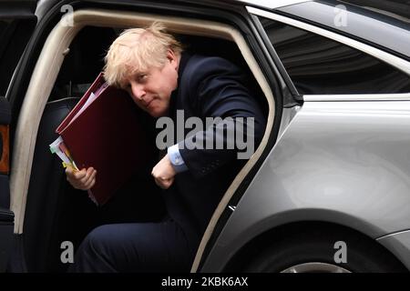 Boris Johnson arriva al 10 di Downing Street nel centro di Londra il 18 marzo 2020, dopo aver partecipato alle domande del primo Ministro (PMQ) alla Camera dei Comuni. Mercoledì il governo britannico svelerà una serie di poteri di emergenza per affrontare l'epidemia di coronavirus, comprese proposte che consentono alla polizia di detenere persone potenzialmente infette da testare. (Foto di Alberto Pezzali/NurPhoto) Foto Stock