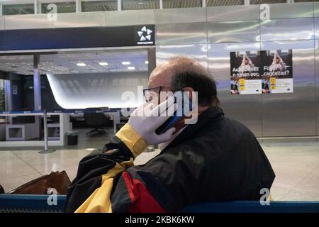 I passeggeri che indossano maschere e guanti, utilizzando disinfettanti per le mani come misura preventiva contro la diffusione del COVID-19 presso l'aeroporto internazionale ATH LGAV di Atene, in Grecia, il 17 marzo 2020. Grecia ed Europa hanno chiuso le frontiere per le persone al di fuori dell'Europa e della zona Schengen, i viaggiatori in arrivo saranno tenuti a quarantena per 14 giorni. La Grecia ha 418 pazienti e 4 casi fatali. (Foto di Nicolas Economou/NurPhoto) Foto Stock