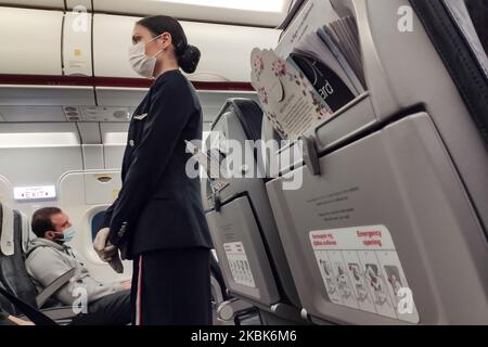 Un assistente di volo, l'equipaggio di cabina di Aegean Airlines indossando maschera protettiva e guanti come misura preventiva contro la diffusione del COVID-19 all'aeroporto internazionale di Atene ATH LGAV ad Atene, in Grecia, il 17 marzo 2020. Grecia ed Europa hanno chiuso le frontiere per le persone al di fuori dell'Europa e della zona Schengen, i viaggiatori in arrivo saranno tenuti a quarantena per 14 giorni. La Grecia ha 418 pazienti e 4 casi fatali. Marzo 17, 2020 (Foto di Nicolas Economou/NurPhoto) Foto Stock