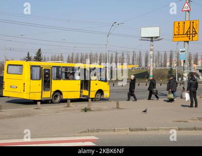 Le persone che si trovano a distanza si trovano in una fila in attesa della loro 'marshrutka' a Kyiv, Ucraina il 18 marzo 2020. Le autorità hanno imposto uno stato di emergenza nella città di Kyiv e nella regione di Kyiv a causa della diffusione del coronavirus. (Foto di Sergii Kharchenko/NurPhoto) Foto Stock