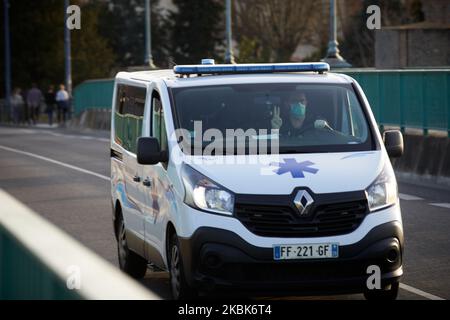 Un conducente di ambulanza con una maschera facciale fa il segno V. Per il 2nd° giorno, i francesi sono in blocco. Lunedì 16th marzo, il presidente francese Macron ha annunciato che tutte le persone saranno in blocco a causa della pandemia di coronavirus del Covid-19. A Tolosa come altrove in Francia, tutti i negozi "non essenziali" sono stati chiusi fino a nuovo avviso. La polizia pattuglia le strade per controllare le persone all'esterno. La gente deve avere un permesso muoversi intorno. Mentre il coronavirus del Covid-19 si diffonde in tutta la Francia, il presidente Macron ha annunciato la chiusura di tutte le scuole, gli highchools e le università per cercare di contenere la diffusione del virus Foto Stock