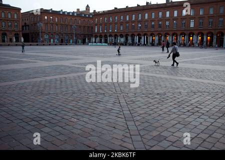 Il luogo m ost iconico e turistico di tolosa, il Capitole, è quasi vuoto. Per il 2nd° giorno, i francesi sono in blocco. Lunedì 16th marzo, il presidente francese Macron ha annunciato che tutte le persone saranno in blocco a causa della pandemia di coronavirus del Covid-19. A Tolosa come altrove in Francia, tutti i negozi "non essenziali" sono stati chiusi fino a nuovo avviso. La polizia pattuglia le strade per controllare le persone all'esterno. La gente deve avere un permesso muoversi intorno. Mentre il coronavirus del Covid-19 si diffonde in tutta la Francia, il presidente Macron ha annunciato la chiusura di tutte le scuole, gli highchools e le università a cui tentare di fare Foto Stock