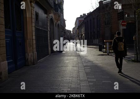 A nearly empty street in the center of Toulouse. People can go outside for jogging or food shopping. For the 2nd day, French people are on lockdown. On Monday March 16th, French President Macron announced that all people will be on lockdown due to the Covid-19 coronavirus pandemic. In Toulouse as elsewhere in France, all shops 'non essentials' were closed until further notice. Police patrols the streets to check people outside. People must have a permit to move around. As the Covid-19 coronavirus spreads across France, President Macron announced the closing down of all schools, highchools, uni Stock Photo