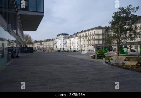 Il piazzale della stazione SNCF inn Nantes, Francia, il 20 marzo 2020 è stato abbandonato dai cittadini in questo quarto giorno di confinamento per contrastare la progressione del coronavirus / Covid-19. Alcuni passanti con il loro certificato derogatorio sono controllati dalla polizia. (Foto di Estelle Ruiz/NurPhoto) Foto Stock