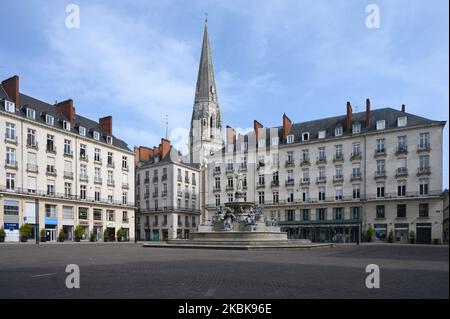 Place Royale a Nantes, Francia, il 20 marzo 2020 è stato abbandonato dai residenti di Nantes in questo quarto giorno di confinamento per contrastare la progressione del coronavirus / Covid-19. Alcuni passanti con il loro certificato derogatorio sono controllati dalla polizia. (Foto di Estelle Ruiz/NurPhoto) Foto Stock