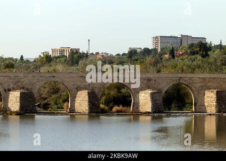 Cordoba, Spagna - 27 ottobre 2022: Fiume Guadalquivir e il ponte romano di Cordoba, Spagna il 27 ottobre 2022 Foto Stock