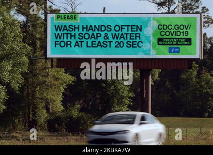 Un cartellone elettronico sponsorizzato dai Centers for Disease Control and Prevention (CDC) fornisce suggerimenti per il pubblico su come prevenire la diffusione del coronavirus (COVID-19) il 20 marzo 2020 lungo l'Interstate 4 a Deland, Florida. (Foto di Paul Hennessy/NurPhoto) Foto Stock