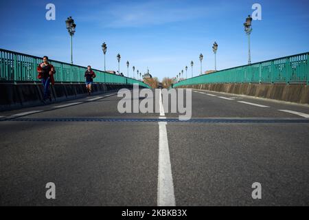 La gente scherza sul ponte di St-Pierre. Per il 5th° giorno, i francesi sono in blocco. Il governo francese ha dichiarato che tutti i giardini pubblici, i parchi pubblici e i parchi giochi saranno chiusi fino a nuovo avviso. Dal marzo 16th, quando il presidente francese Macron ha annunciato che tutte le persone saranno in blocco a causa della pandemia di coronavirus Covid-19, tutti i negozi 'non essenziali' sono chiusi fino a nuovo avviso, ad eccezione di farmacie, negozi di alimentari, tabacco negozi. La polizia pattuglia le strade per controllare le persone all'esterno. La gente deve Foto Stock