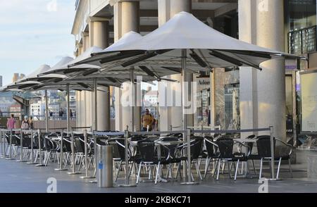 A empty restaurant tables is seen at Circular Quay in Sydney, Australia on March 22, 2020, Earlier in the week non-essential gatherings of 100 or more people indoors were banned, along with outdoor gatherings of more than 500 people in a bid to contain the spread of coronavirus (COVID-19). Australia would go into a partial lockdown in a bid to limit the spread of coronavirus with pubs, clubs, restaurants and cafes forced to close. (Photo by Izhar Khan/NurPhoto) Stock Photo