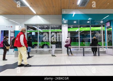 Diverse persone con maschere si trovano in fila mantenendo uno spazio tra di loro mentre si attende l'autobus alla stazione di Moncloa (Madrid) a Madrid, Spagna, il 21 marzo 2020. (Foto di Alvaro Hurtado/NurPhoto) Foto Stock