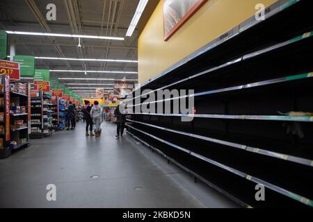 Gli scaffali vuoti del negozio sono visti in un supermercato mentre la gente sta immagazzinandosi in su per alimento ed altri articoli essenziali temendo le scarsità di rifornimento a Brampton, Canada il 22 marzo 2020. (Foto di Sayed Najafizada/NurPhoto) Foto Stock