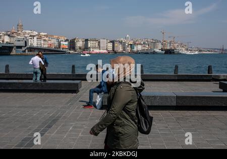 Persone con maschera protettiva cammina il 22 marzo 2020 a Istanbul, Turchia. A marzo 22, il numero di casi di coronavirus (COVID-19) ha raggiunto 1236, e ci sono 30 morti in Turchia, come confermato dal ministro della sanità. Le scuole e le università sono state chiuse dal marzo 16, e tutti gli eventi sportivi sono stati interrotti. L'istruzione online inizierà il 23 marzo. Ristoranti, caffè, negozi sono chiusi, e di solito strade affollate e quartieri sono vuoti a causa della quarantena. A Istanbul, Turchia, il 23 marzo 2020. (Foto di Erhan Demirtas/NurPhoto) Foto Stock