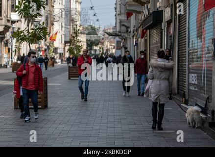 Persone con maschera protettiva cammina il 22 marzo 2020 a Istanbul, Turchia. A marzo 22, il numero di casi di coronavirus (COVID-19) ha raggiunto 1236, e ci sono 30 morti in Turchia, come confermato dal ministro della sanità. Le scuole e le università sono state chiuse dal marzo 16, e tutti gli eventi sportivi sono stati interrotti. L'istruzione online inizierà il 23 marzo. Ristoranti, caffè, negozi sono chiusi, e di solito strade affollate e quartieri sono vuoti a causa della quarantena. A Istanbul, Turchia, il 23 marzo 2020. (Foto di Erhan Demirtas/NurPhoto) Foto Stock