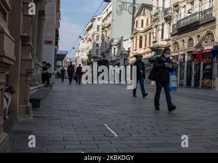 Persone con maschera protettiva cammina il 22 marzo 2020 a Istanbul, Turchia. A marzo 22, il numero di casi di coronavirus (COVID-19) ha raggiunto 1236, e ci sono 30 morti in Turchia, come confermato dal ministro della sanità. Le scuole e le università sono state chiuse dal marzo 16, e tutti gli eventi sportivi sono stati interrotti. L'istruzione online inizierà il 23 marzo. Ristoranti, caffè, negozi sono chiusi, e di solito strade affollate e quartieri sono vuoti a causa della quarantena. A Istanbul, Turchia, il 23 marzo 2020. (Foto di Erhan Demirtas/NurPhoto) Foto Stock