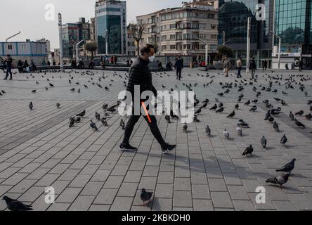 Persone con maschera protettiva cammina il 22 marzo 2020 a Istanbul, Turchia. A marzo 22, il numero di casi di coronavirus (COVID-19) ha raggiunto 1236, e ci sono 30 morti in Turchia, come confermato dal ministro della sanità. Le scuole e le università sono state chiuse dal marzo 16, e tutti gli eventi sportivi sono stati interrotti. L'istruzione online inizierà il 23 marzo. Ristoranti, caffè, negozi sono chiusi, e di solito strade affollate e quartieri sono vuoti a causa della quarantena. A Istanbul, Turchia, il 23 marzo 2020. (Foto di Erhan Demirtas/NurPhoto) Foto Stock