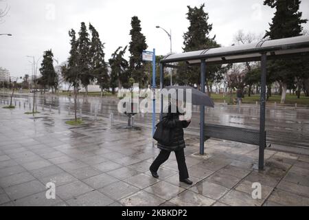 A woman is seen walking next to an empty bus stop, in Thessaloniki, on 23 March 2020. The P.M.of Greece K.Mitsotakis announced the lockdown of the country of Greece starting early at the morning 23 March 2020. (Photo by Achilleas Chiras/NurPhoto) Foto Stock