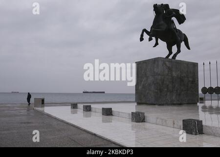 Un ufficiale di polizia è visto accanto alla statua di Alessandro Magno, a Salonicco, il 23 marzo 2020. Il P.M.di Grecia K.Mitsotakis ha annunciato il blocco del paese di Grecia a partire presto alla mattina 23 marzo 2020. (Foto di Achilleas Chiras/NurPhoto) Foto Stock