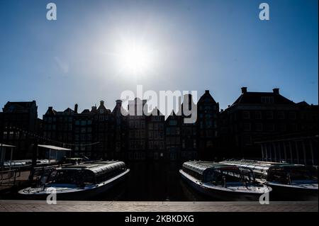 Barche da turismo vuote con il paesaggio tipico di Amsterdam, durante la situazione di Coronavirus nei Paesi Bassi, il 23rd marzo 2020. (Foto di Romy Arroyo Fernandez/NurPhoto) Foto Stock