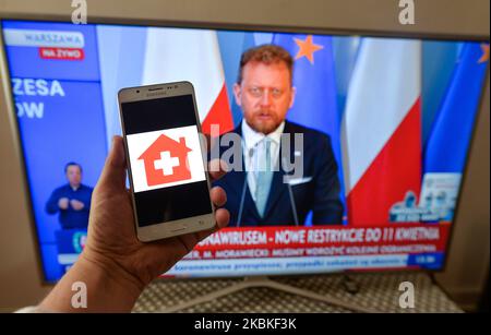 Il logo dell'app Home Quarantine è stato visto sul telefono Android durante un discorso televisivo del ministro della Sanità polacco Lukasz Szumowski in seguito all'annuncio del primo ministro. Il primo ministro Mateusz Morawiecki ha appena annunciato nuove restrizioni severe nel movimento e nei contatti tra le persone. Con oltre 775 casi di coronavirus in Polonia e 9 morti, il governo polacco introduce nuove restrizioni per la popolazione. Martedì 24 marzo 2020 a Cracovia, Polonia. (Foto di Artur Widak/NurPhoto) Foto Stock