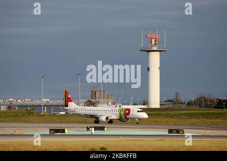 Un aereo di TAP Air Portugal si trova all'aeroporto internazionale Humberto Delgado, a Lisbona, in Portogallo, il 24 marzo 2020, mentre la diffusione della malattia del coronavirus (COVID-19) continua. (Foto di Pedro FiÃºza/NurPhoto) Foto Stock