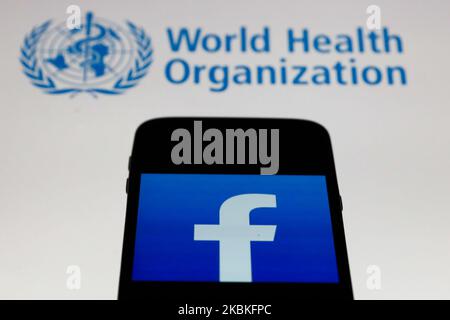 L'icona dell'app Facebook viene visualizzata sullo schermo dello smartphone con il logo dell'Organizzazione Mondiale della Sanità ( OMS ) sullo sfondo di questa foto di illustrazione scattata in Polonia il 24 marzo 2020. (Foto di Jakub Porzycki/NurPhoto) Foto Stock