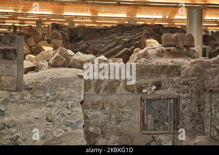 Scavo archeologico del villaggio preistorico (2000 a.C.) di Akrotiri sull'isola di Santorini, Grecia. Il sito è stato sepolto dalla cenere dell'eruzione vulcanica delle terme a metà del secondo millennio a.C., ed è quindi ben conservato. L'insediamento è stato suggerito come possibile ispirazione per la storia di Atlantide di Platone. (Foto di Creative Touch Imaging Ltd./NurPhoto) Foto Stock