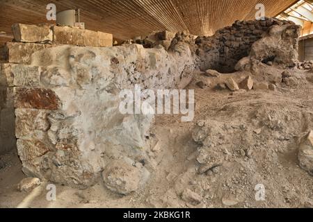 Scavo archeologico del villaggio preistorico (2000 a.C.) di Akrotiri sull'isola di Santorini, Grecia. Il sito è stato sepolto dalla cenere dell'eruzione vulcanica delle terme a metà del secondo millennio a.C., ed è quindi ben conservato. L'insediamento è stato suggerito come possibile ispirazione per la storia di Atlantide di Platone. (Foto di Creative Touch Imaging Ltd./NurPhoto) Foto Stock