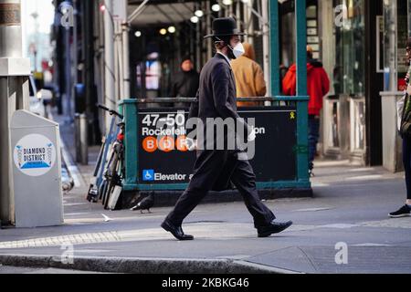 Una vista di persone che indossano maschere nel quartiere dei diamanti in mezzo al coronavirus (COVID-19) focolaio il 24 marzo 2020 a New York City (Foto di John Nacion/NurPhoto) Foto Stock