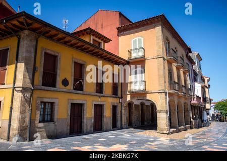 Edifici colorati nelle strade della città vecchia di Aviles, Asturie, Spagna Foto Stock