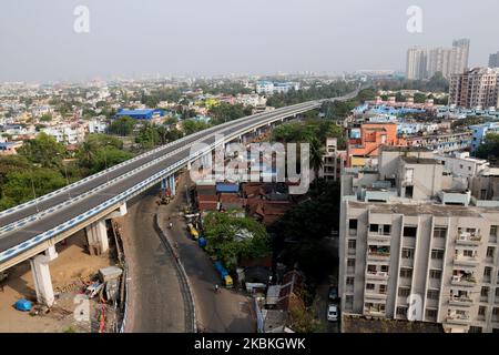 Questa fotografia aerea scattata il 25 marzo 2020 mostra una vista deserta della VIP Road a Kolkata durante il primo giorno di un blocco di 21 giorni imposto dal governo a livello nazionale come misura preventiva contro il coronavirus COVID-19 a Kolkata il 25 marzo 2020. Oltre un miliardo di indiani è andato in blocco il 25 marzo, lasciando un terzo del pianeta ora sotto l’ordine di rimanere in patria, mentre gli Stati Uniti hanno promesso di spendere $2 trilioni di dollari per contrastare il danno economico del coronavirus. (Foto di Debajyoti Chakraborty/NurPhoto) Foto Stock