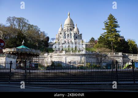 Una vista della Basilica del Sacro cuore dal fondo del tumulo di Montmartre nel contesto del contenimento nazionale a seguito dell'epidemia di corona il 25 marzo 2020 a Parigi, Francia. (Foto di Emeric Fohlen/NurPhoto) Foto Stock