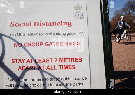 Un cartello che implora la gente di osservare la "distanza sociale" guida per rimanere a due metri di distanza e non riunirsi in gruppi si trova all'ingresso di Hyde Park presso Hyde Park Corner a Londra, Inghilterra, il 26 marzo 2020. Secondo le ultime cifre quotidiane, un totale di 578 persone sono morte finora in tutto il Regno Unito dopo aver testato positivamente il coronavirus covid-19. Gli ospedali di Londra, dove sono stati diagnosticati circa un terzo dei casi, sono sotto particolare tensione. Una figura ospedaliera senior, Chris Hopson del gruppo NHS Providers, ha avvertito oggi di uno 'tsunami' di casi per colpire gli ospedali nella capitale ove Foto Stock