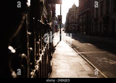 La luce del sole del tardo pomeriggio splende su una deserta Maddox Street nell'esclusivo quartiere Mayfair di Londra, Inghilterra, il 26 marzo 2020. Secondo le ultime cifre quotidiane, un totale di 578 persone sono morte finora in tutto il Regno Unito dopo aver testato positivamente il coronavirus covid-19. Gli ospedali di Londra, dove sono stati diagnosticati circa un terzo dei casi, sono sotto particolare tensione. Una figura ospedaliera senior, Chris Hopson del gruppo NHS Providers, ha avvertito oggi di uno 'tsunami' di casi che hanno colpito gli ospedali della capitale nelle prossime settimane. (Foto di David Cliff/NurPhoto) Foto Stock