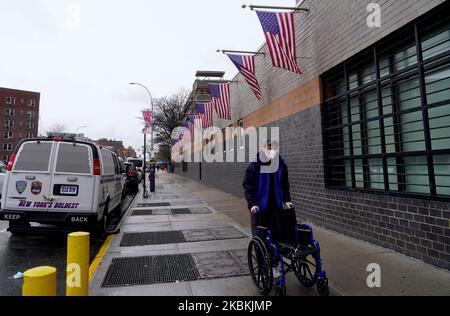 L'esterno dell'Elmhurst Hospital ha chiamato "il centro della crisi del coronavirus" a New York il 25th marzo 2020. (Foto di Selcuk Acar/NurPhoto) Foto Stock