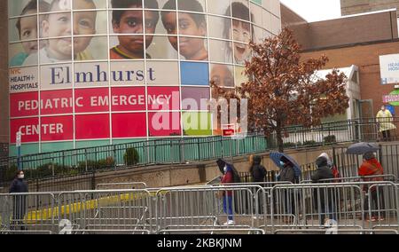 L'esterno della tenda del coronavirus dell'Elmhurst Hospital ha chiamato "il centro della crisi del coronavirus" a New York il 25th marzo 2020. (Foto di Selcuk Acar/NurPhoto) Foto Stock