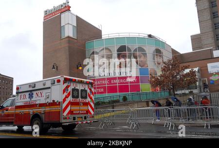 L'esterno della tenda del coronavirus dell'Elmhurst Hospital ha chiamato "il centro della crisi del coronavirus" a New York il 25th marzo 2020. (Foto di Selcuk Acar/NurPhoto) Foto Stock