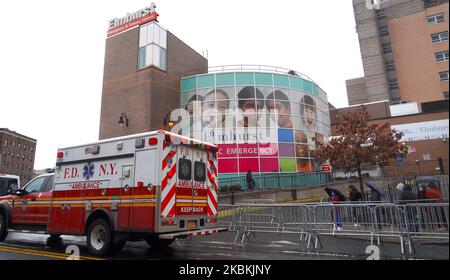 L'esterno della tenda del coronavirus dell'Elmhurst Hospital ha chiamato "il centro della crisi del coronavirus" a New York il 25th marzo 2020. (Foto di Selcuk Acar/NurPhoto) Foto Stock