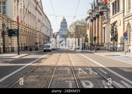 Le strade vuote di Bruxelles dopo la conferenza successiva a una riunione del Consiglio di sicurezza nazionale sul coronavirus a Bruxelles, in Belgio, il 26 marzo 2020. I residenti belgi devono rimanere a casa, le misure corona sono state prorogate fino all'aprile 19 in Belgio, Fiandre, Bruxelles e Vallonia. Tutti gli altri movimenti non essenziali sono vietati, le riunioni sono vietate, i negozi non essenziali sono chiusi. (Foto di Jonathan Raa/NurPhoto) Foto Stock