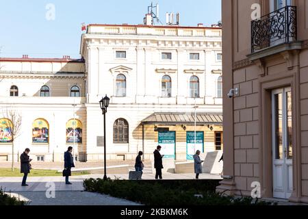 Si vede che la gente si trova a più di un metro di distanza da un ufficio postale nel centro di Cracovia, mentre il governo polacco introduce norme più severe per contrastare la diffusione della pandemia di Coronavirus - Cracovia, Polonia il 27 marzo 2020. Per combattere la diffusione della pandemia di Covid-19 il governo polacco incoraggia il pubblico a mantenere almeno due metri di distanza l'uno dall'altro. (Foto di Dominika Zarzycka/NurPhoto) Foto Stock