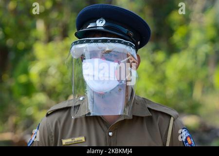 Sri Lanka militare personale indossare maschera viso stand guardia Atalugama, un villaggio circa 40 chilometri a sud della capitale di Colombo è stato bloccato dopo che un paziente confermato COVID-19 è stato trovato dopo essere venuto in contatto con almeno 26 persone, Mentre il coprifuoco nazionale continua ad essere in atto come precauzione contro la diffusione della malattia, a Colombo, Sri Lanka, il 28 marzo 2020. Dopo il blocco, due persone - un padre e una figlia - che erano venuti in contatto con il caso confermato, sono state ricoverate in ospedale dalle autorità per ulteriori esami. (Foto di Achila Jayawardana/NurPhoto) Foto Stock