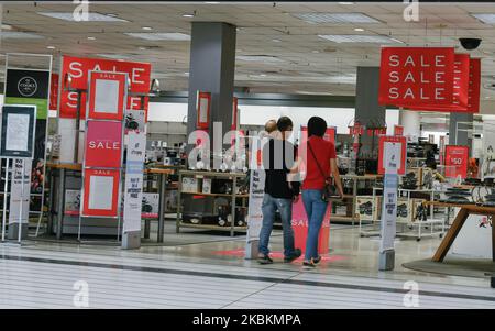 Il grande magazzino Myer di Roseland viene visto dopo che è stato annunciato di chiudere tutti i loro negozi per quattro settimane, il 29 marzo 2020 a Sydney, Australia. In una dichiarazione ai clienti Myer One, Myer ha affermato che la salute e il benessere dei clienti, dei membri del team, delle loro famiglie e delle comunità più ampie in cui operiamo rimangono la priorità assoluta di Myer. Pertanto, Myer chiuderà temporaneamente tutti i negozi dalla chiusura della domenica (ora locale) del 29 marzo 2020, per un periodo iniziale di quattro settimane fino al 27 aprile 2020, per evitare la diffusione di COVID-19. Myer continuerà a gestire tutte le attività online Foto Stock