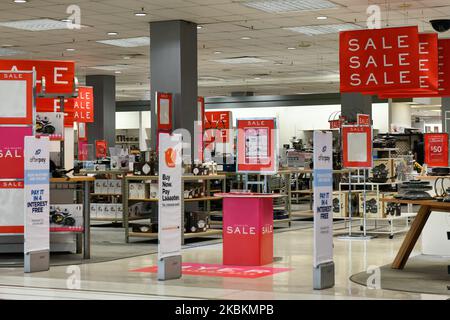 Il grande magazzino Myer di Roseland viene visto dopo che è stato annunciato di chiudere tutti i loro negozi per quattro settimane, il 29 marzo 2020 a Sydney, Australia. In una dichiarazione ai clienti Myer One, Myer ha affermato che la salute e il benessere dei clienti, dei membri del team, delle loro famiglie e delle comunità più ampie in cui operiamo rimangono la priorità assoluta di Myer. Pertanto, Myer chiuderà temporaneamente tutti i negozi dalla chiusura della domenica (ora locale) del 29 marzo 2020, per un periodo iniziale di quattro settimane fino al 27 aprile 2020, per evitare la diffusione di COVID-19. Myer continuerà a gestire tutte le attività online Foto Stock