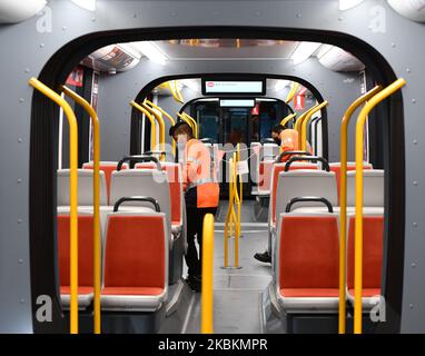 L'equipaggio addetto alla pulizia dei tram ha visto la sanificazione dei corrimano su un tram di Sydney alla stazione di Circular Quay il 28 marzo 2020 a Sydney, Australia. Gli addetti alla pulizia sono in prima linea nella battaglia contro la pandemia di Coronavirus e aiutano a controllare l'epidemia della pandemia di COVID-19. (Foto di Izhar Khan/NurPhoto) Foto Stock