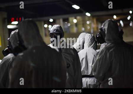 Soldati militari della Società di Difesa chimica, biologica, radiologica e nucleare dell'Esercito Brasiliano lavorano alla disinfezione della stazione centrale della metropolitana di Brasília, Brasile, il 28 marzo 2020. Le azioni di decontaminazione in luoghi con traffico elevato di passeggeri rientrano nella prevenzione e nella lotta contro il coronavirus (COVID-19). (Foto di Andre Borges/NurPhoto) Foto Stock