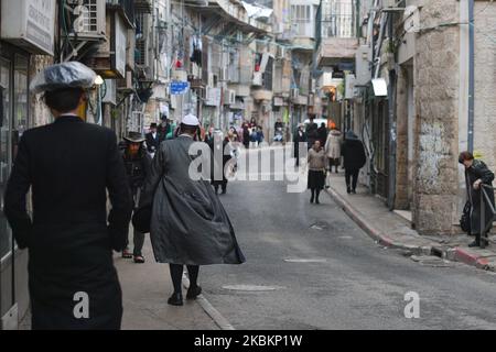 Una visione generale di Mea She'arim Street, uno dei più antichi quartieri ebraici di Gerusalemme, visto pochi giorni prima dell'introduzione delle prime misure preventive contro il coronavirus diffuso dal governo israeliano. Il 10 marzo 2020, a Gerusalemme, Israele. (Foto di Artur Widak/NurPhoto) Foto Stock