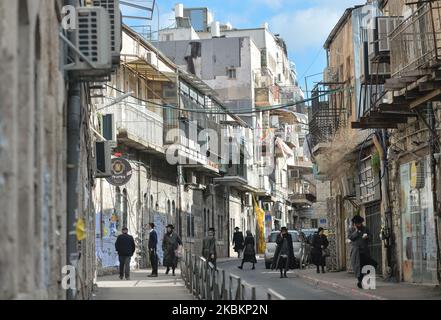 Una visione generale di Mea She'arim Street, uno dei più antichi quartieri ebraici di Gerusalemme, visto pochi giorni prima dell'introduzione delle prime misure preventive contro il coronavirus diffuso dal governo israeliano. Il 10 marzo 2020, a Gerusalemme, Israele. (Foto di Artur Widak/NurPhoto) Foto Stock