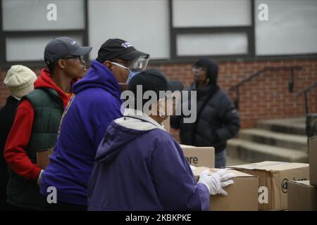 Volunteer help as commity members picks up one of 200 available packages of 200 packages of free food at a distribution location, in Northwest section of Philadelphia, PA, on March 30, 2020. The City-coordinated program distributes twice a week free food boxes at twenty locations throughout the city to residents impacter by the COVID-19 crisis. (Photo by Bastiaan Slabbers/NurPhoto) Stock Photo