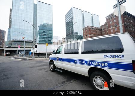 Gli esaminatori medici per eseguire autopsie viste lungo una fila di unità di refrigerazione usate come morgue improvvisate parcheggiate dietro il Belleview Hospital Center, New York City il 30 marzo 2020. (Foto di John Nacion/NurPhoto) Foto Stock