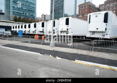 Una fila di unità di refrigerazione usate come morgue improvvisate sono viste parcheggiate dietro il Belleview Hospital Center, New York City, il 30 marzo 2020. (Foto di John Nacion/NurPhoto) Foto Stock